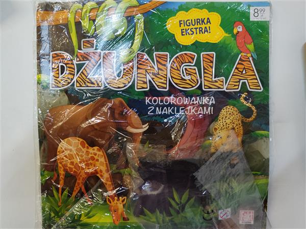 DŻUNGLA KOLOROWANKA Z NAKLEJKAMI I FIGURKĄ
