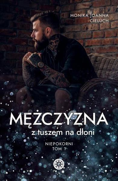 MĘŻCZYZNA Z TUSZEM NA DŁONI. TOM 1