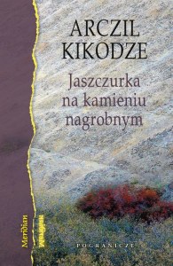 Jaszczurka na kamieniu nagrobnym
